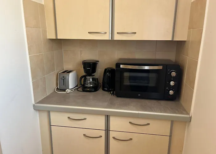 2 Pieces Avec Balcon Et Terrasse - A 50m - Clim, Wifi, Parking - Fr-1-466a-17 *